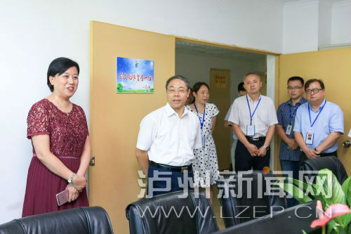 昨日，蔣輔義（左二）看望慰問市創(chuàng)文指揮部同志們 。記者 牟科 攝