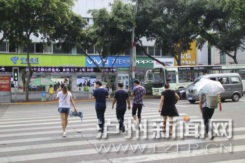 絕大多數(shù)市民都做到了自覺禮讓斑馬線，不橫穿馬路，不翻越欄桿，做到車讓人、人讓車