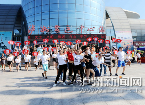 創(chuàng)文“快閃”。姚艾青 攝