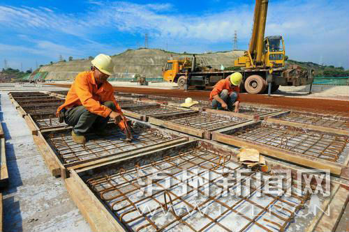 建設中的馬屋基立交。本報記者 牟科 攝